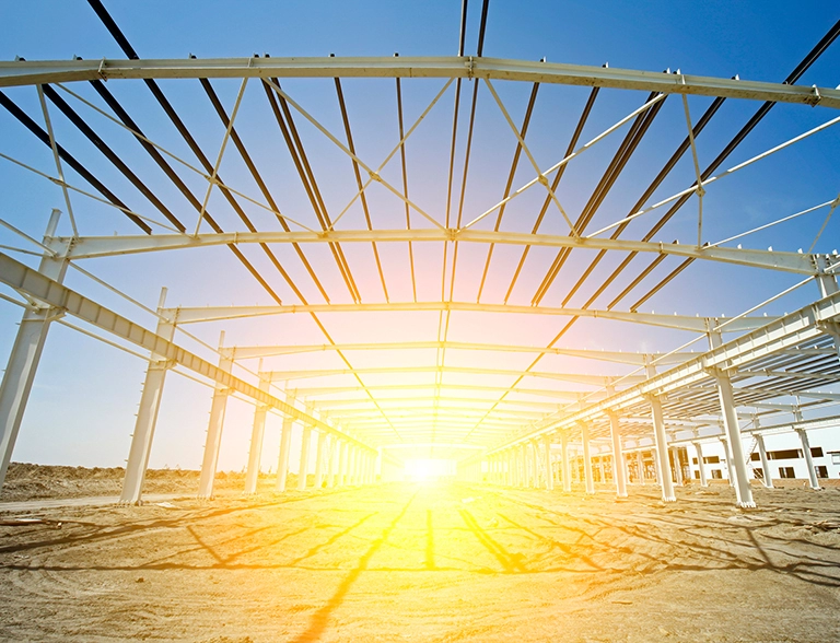 konstrukcja hali przemysłowej w słońcu